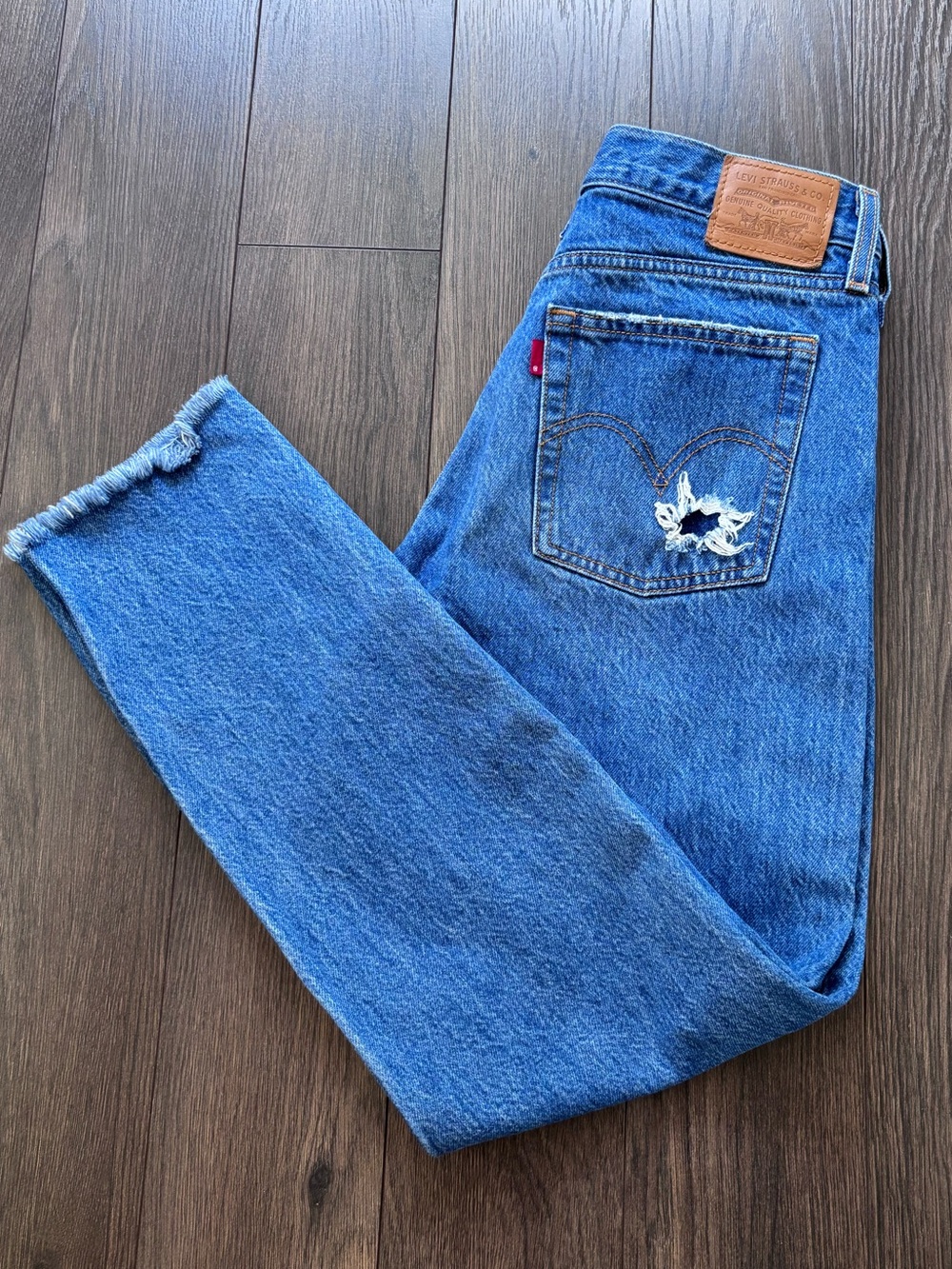 LEVI’S Wedgie Straight Jeans Size 28 Distressed Frayed Hem - Picture 13 of 13